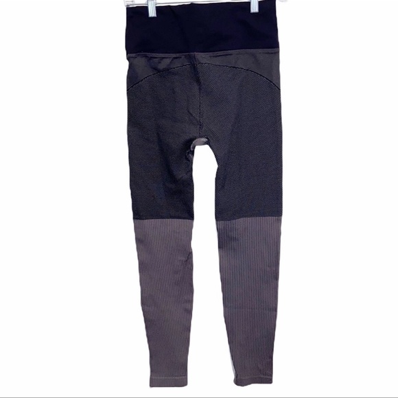 Athleta Black & Gray two tone colorblock textured leggings Womens Size Medium - Picture 2 of 8